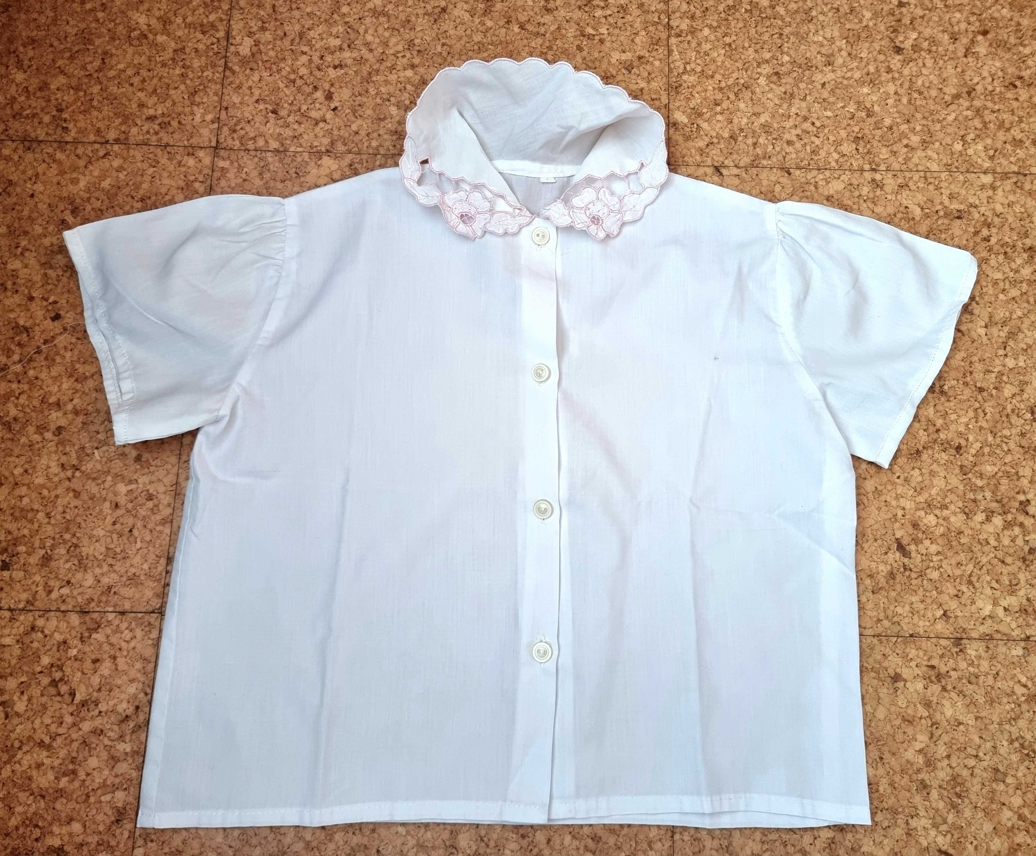Camisa de manga curta branca com detalhes rosa, 4 anos