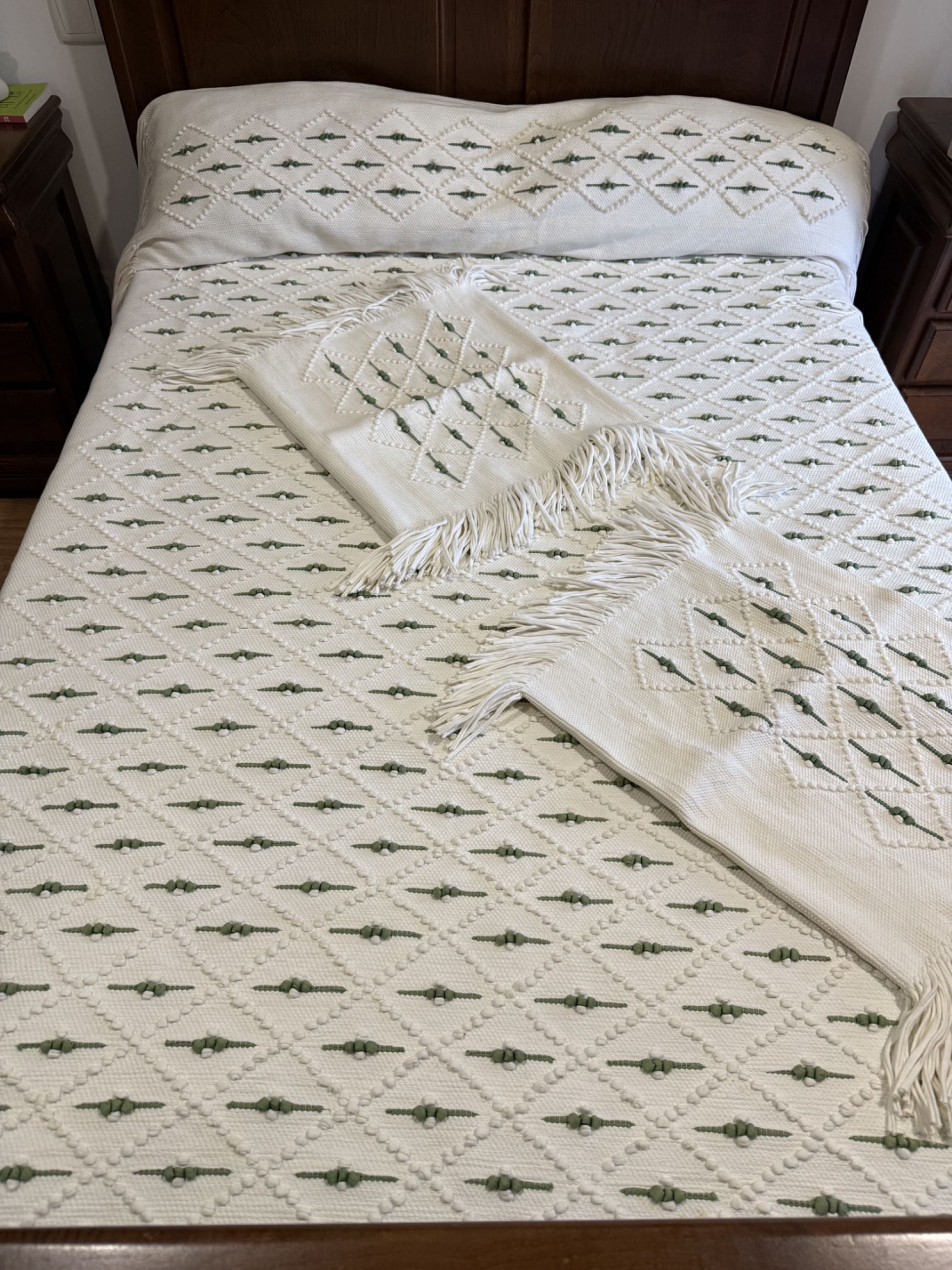 Colcha de cama com pormenores verdes a bom preço