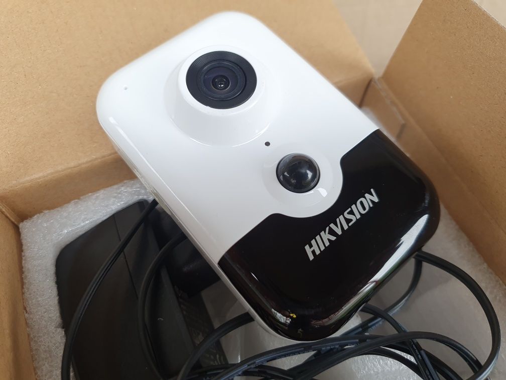 2МП IP кубічна камера Hikvision з мікрофоном Hikvision