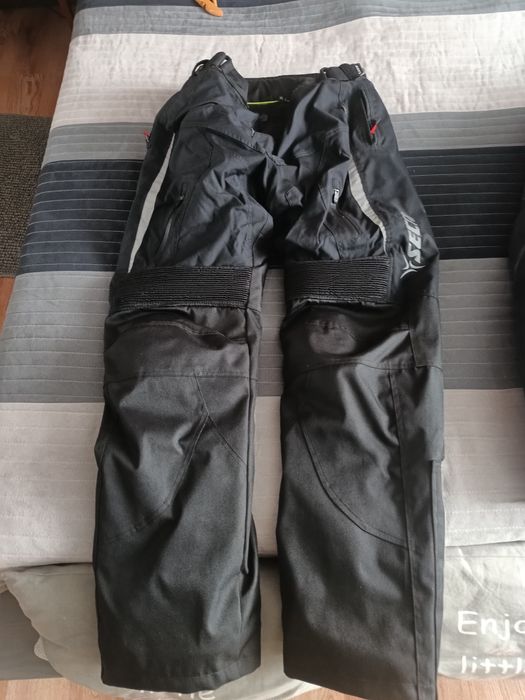 Kurtka i spodnie motocyklowe ocieplane.