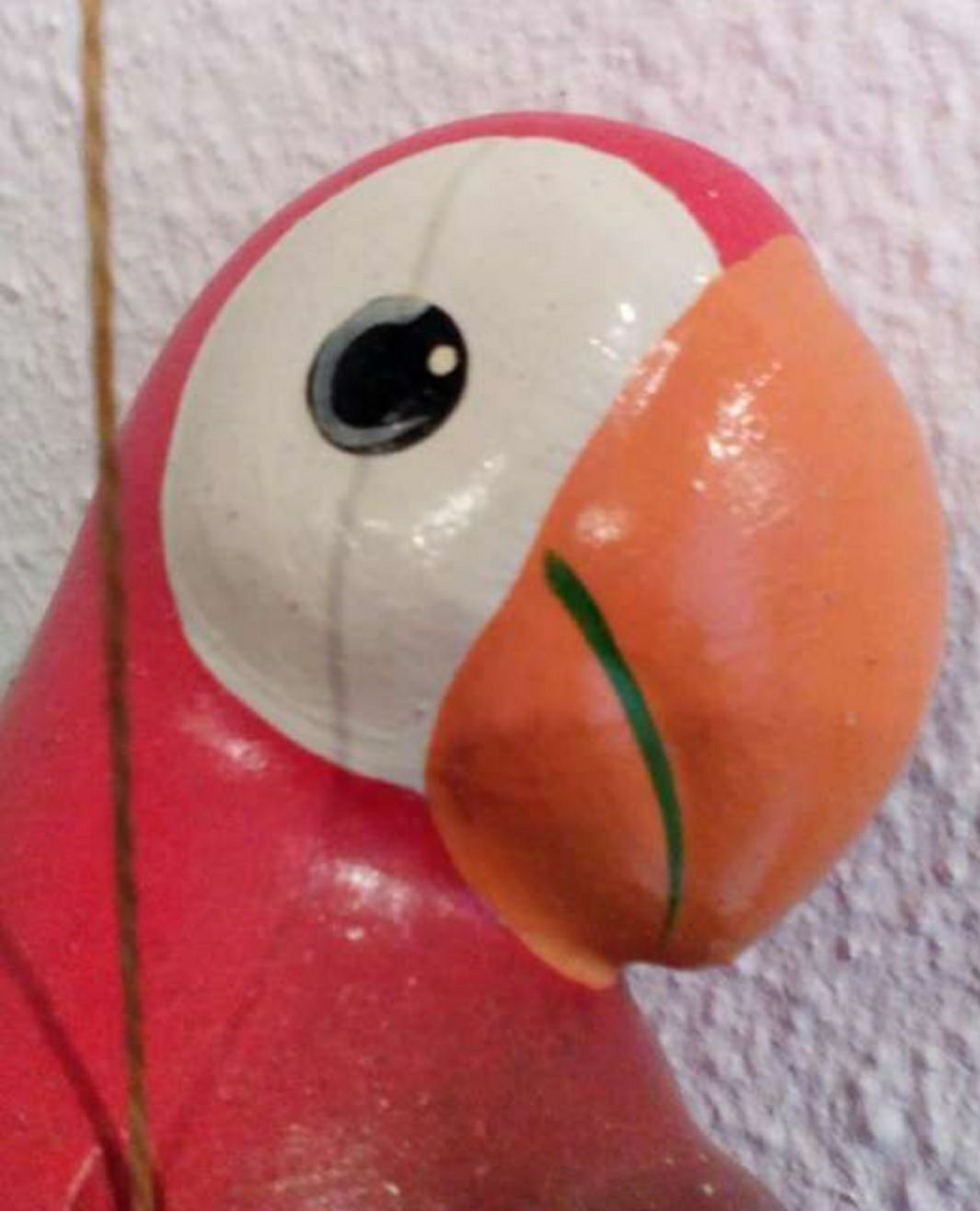 Papagaio em cerâmica.