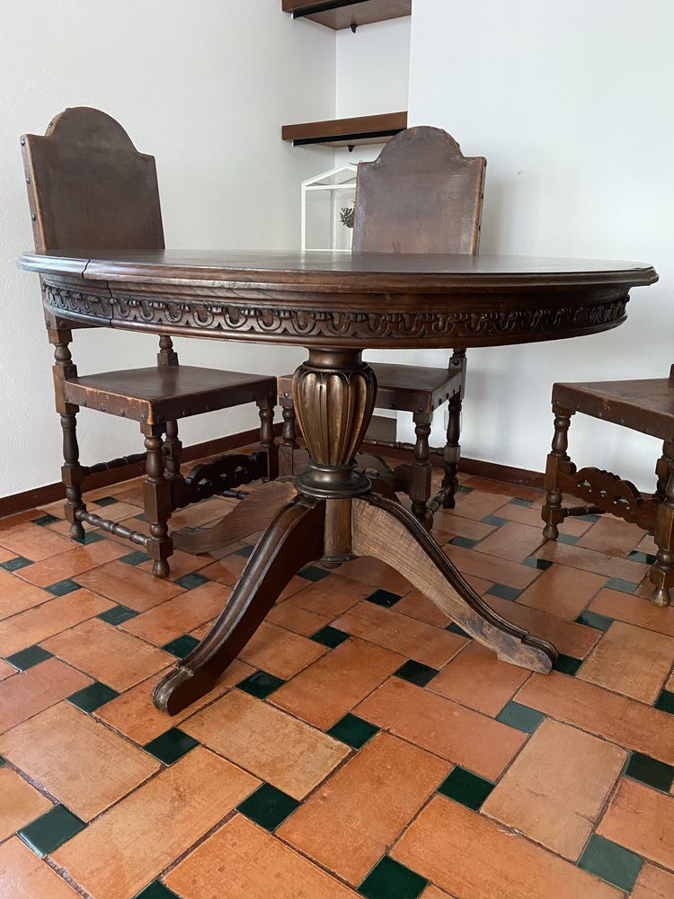 Mobilia de Sala de Jantar em madeira - Estilo Rustico (Séc. XVII)