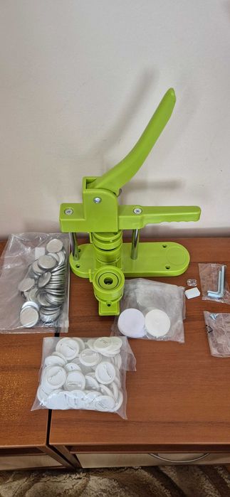 Станок для виготовлення значків