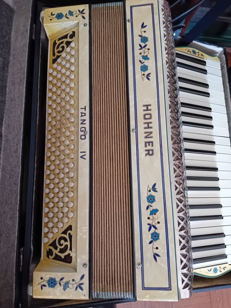 Acordeon marca Honner Tango IV