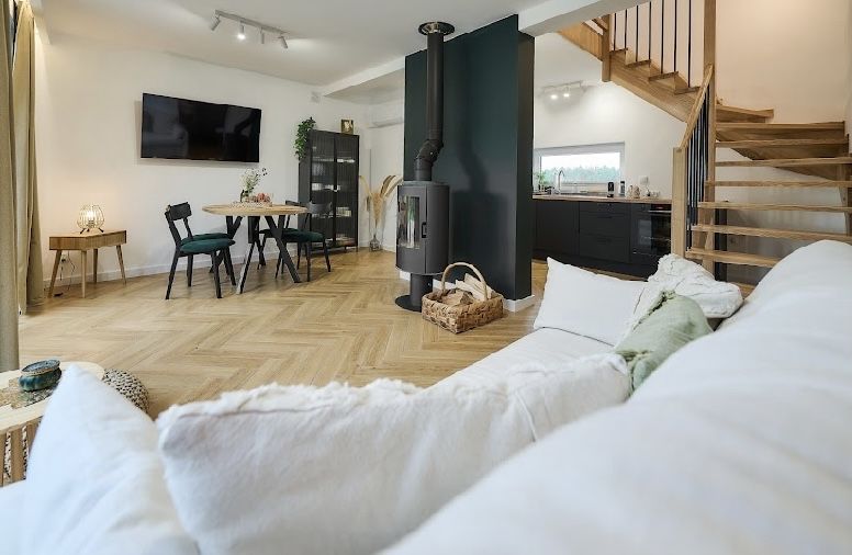Domek wśród sosen z balią z jacuzzi i SAUNĄ , Borsk,