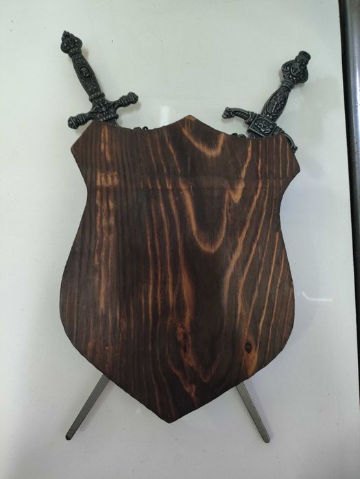 Antigo Escudo brasão armas espadas, medieval em estsnho