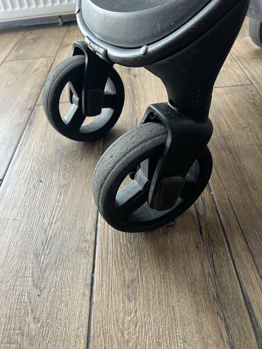 Продам сіру прогулянкову коляску Carello Quattro.