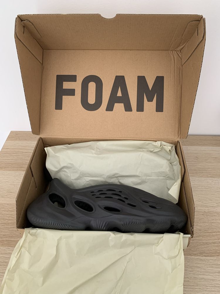 Yeezy Foam Runners tamanho 43
