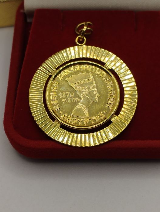 Złoty wisiorek okrągły Nefretete, złoto 333
