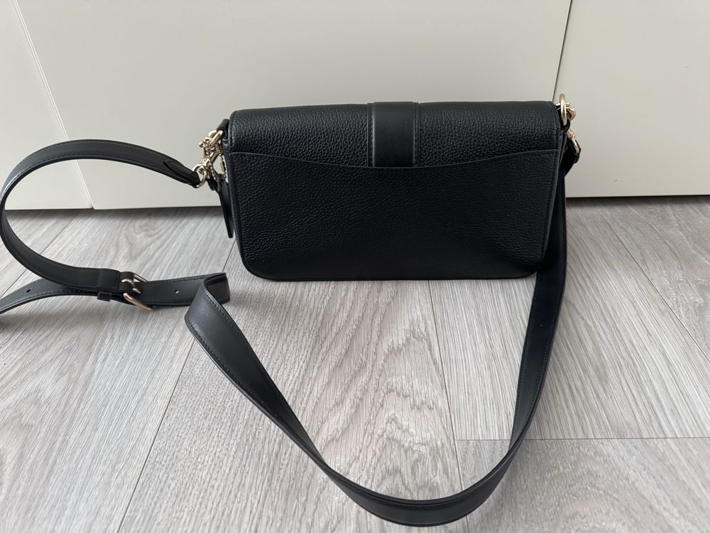 Bolsa Coach preta em pele com duas alcas amovíveis