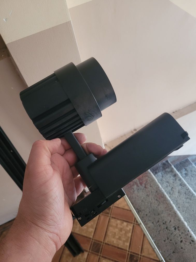 Oswietlenie  sklepowe wystawowe FOCO LED DORA 30W    
A