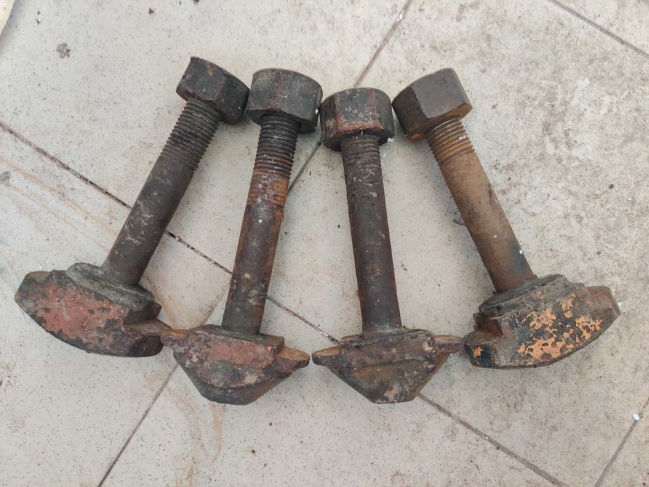 Болти кріплення контейнера (з гайками) б/у