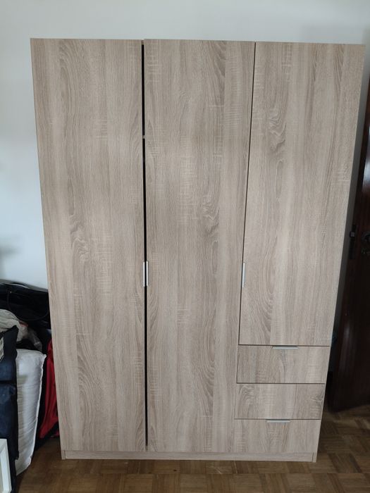 Armário com 3 portas e 3 gavetas em ótimo estado