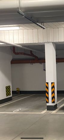 Miejsce parkingowe postojowe w hali garażowej