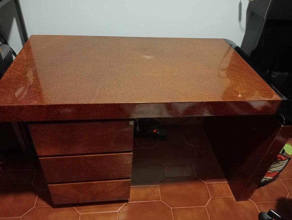 Secretária lacada preto e castanho com 3 gavetas.