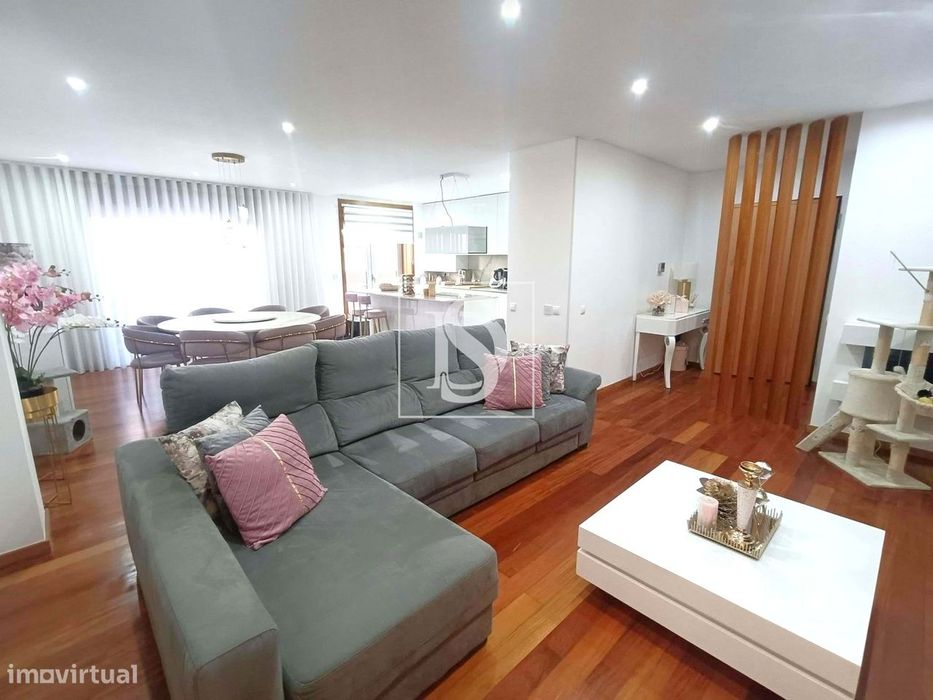 T3 de LUXO, equipado e mobilado | Condomínio fechado com PISCINA