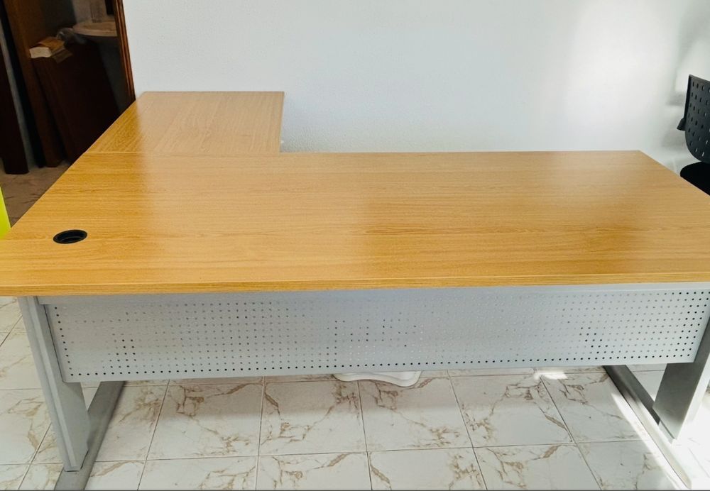 Secretaria base metalica, tampo em madeira em L