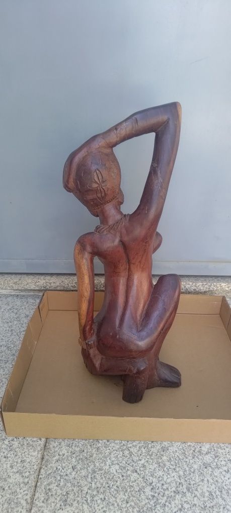 Estátua de madeira