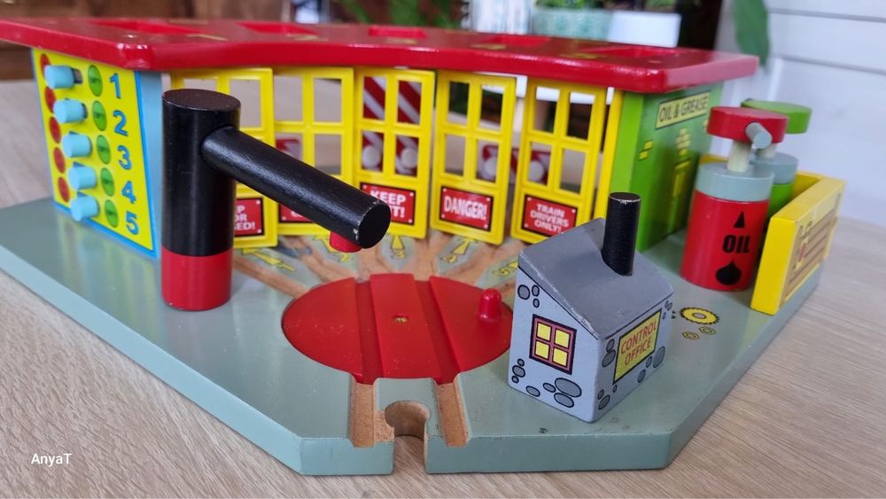 Zajezdnia dla pociągów.Parowozownia drewniana BigJigs Rail