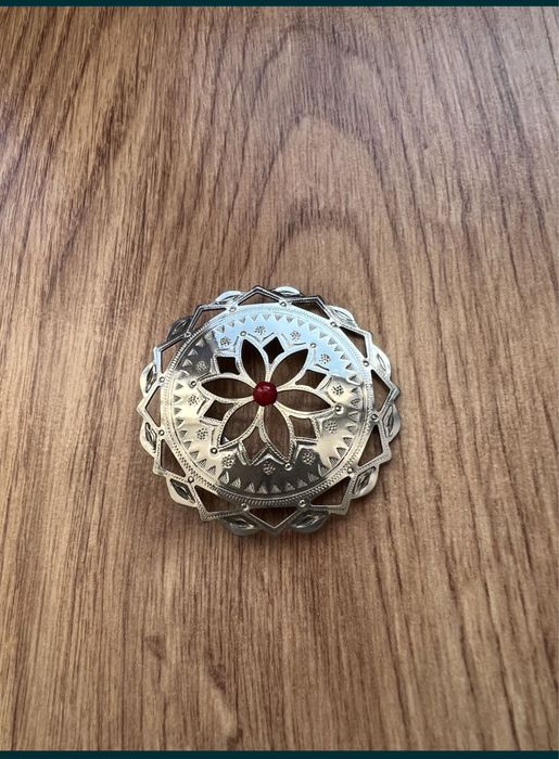 Broszka z koralem spinka do chusty kolor srebrny