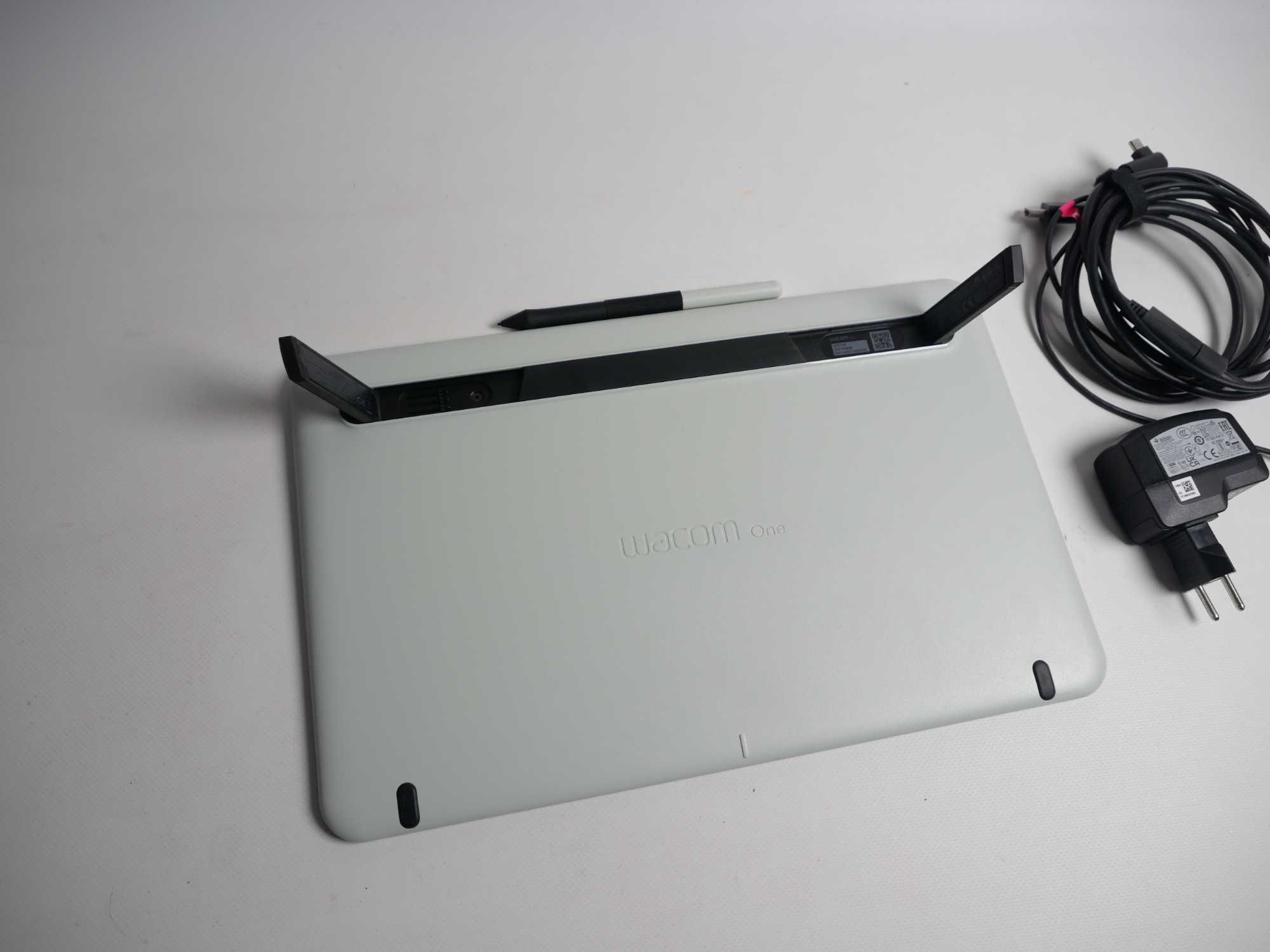 Графічний планшет для малювання Wacom One 13 (DTC133W0B) 13.3" Full HD