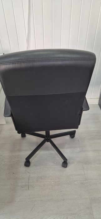 Cadeira escritorio giratória preta em murum pele do Ikea usada