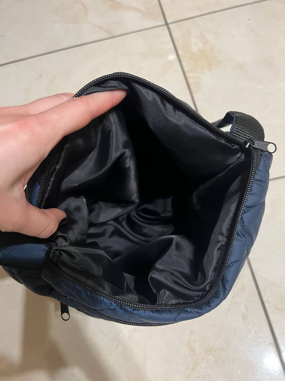Універсальна та практична стьобана сумка із плащівки на блискавці