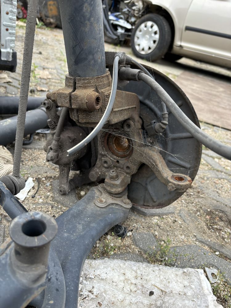 VW Caddy 2k5 zwrotnica amortyzator lewy przód