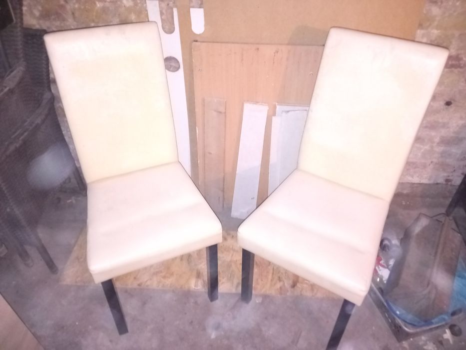 Dwa stylowe krzesła.