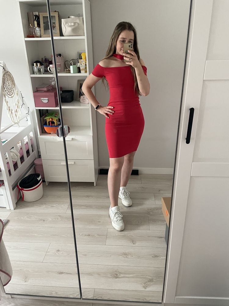 Czerwona dopasowana sukienka z chokerem boohoo