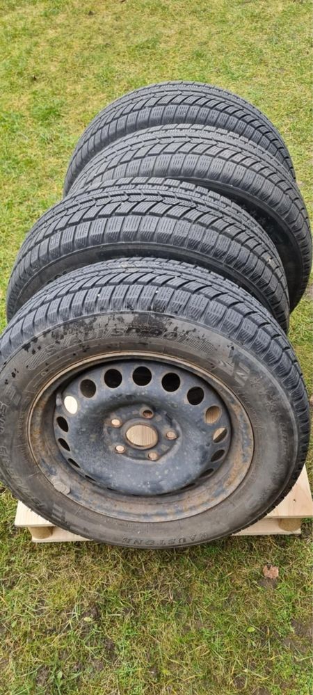 Opony zimowe z felgami 195/65 r. 15