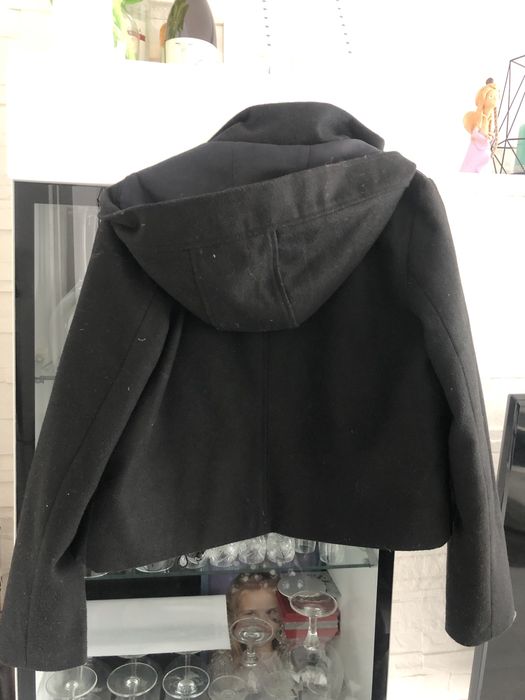 Krótka damska z kapturem w rozmiarze 36