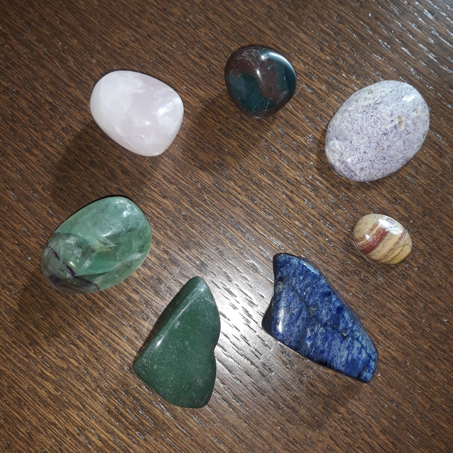 Kamienie półszlachetne, czakry, sodalit, krysztal rozowy, fluoryt