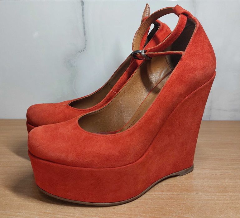 Жіночі туфлі на танкетці з ремінцем