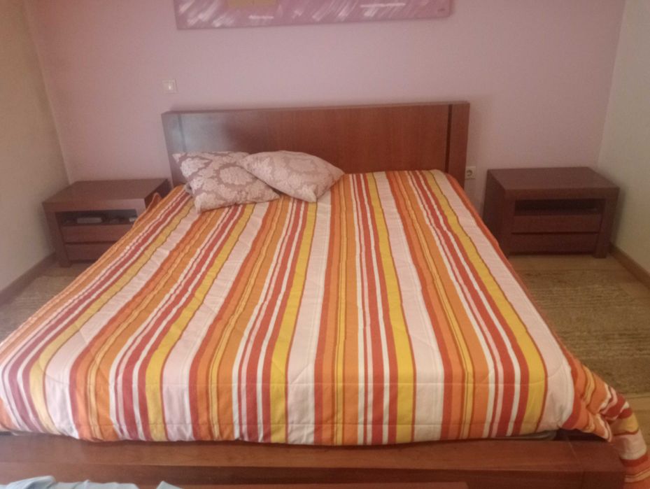 Mobília de quarto em cerejeira com frisos em wengue