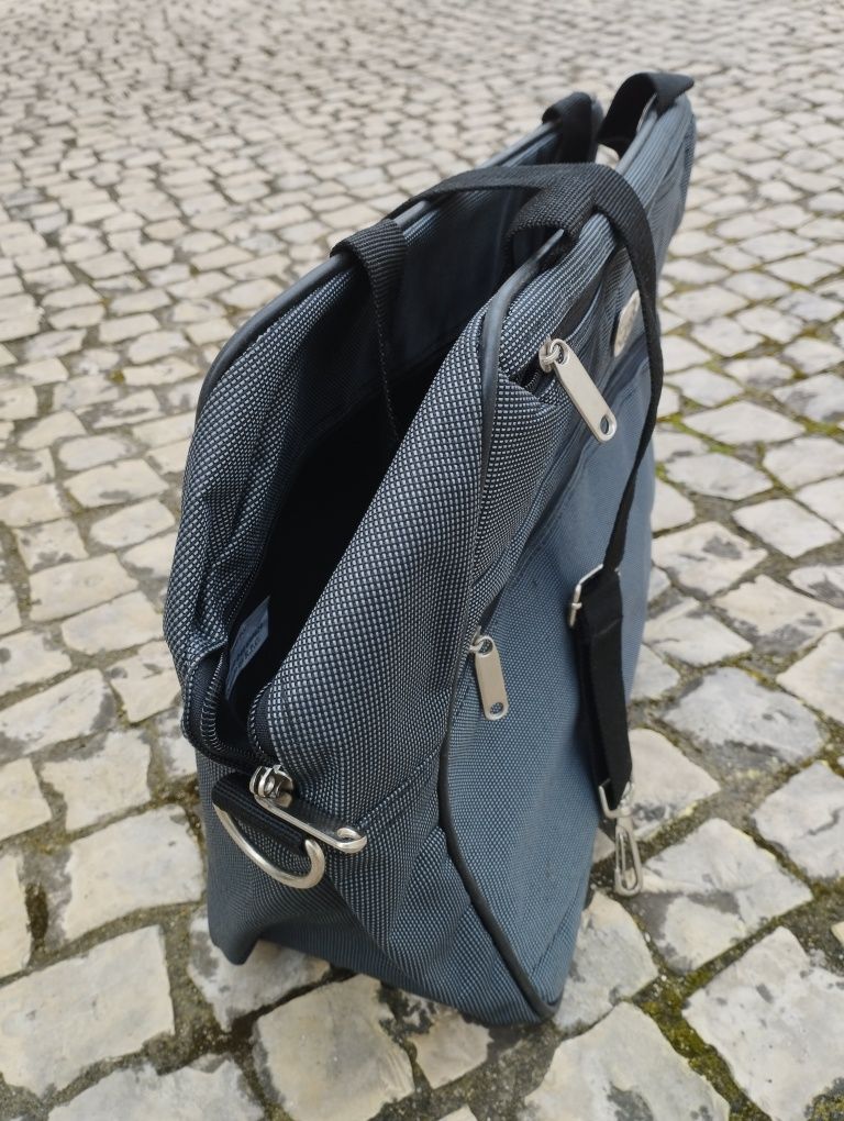 Três sacos de viagem