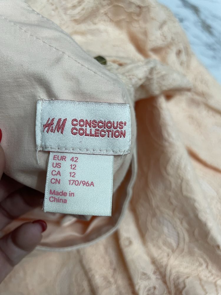 Brzoskwiniowa sukienka marki H&M conscious