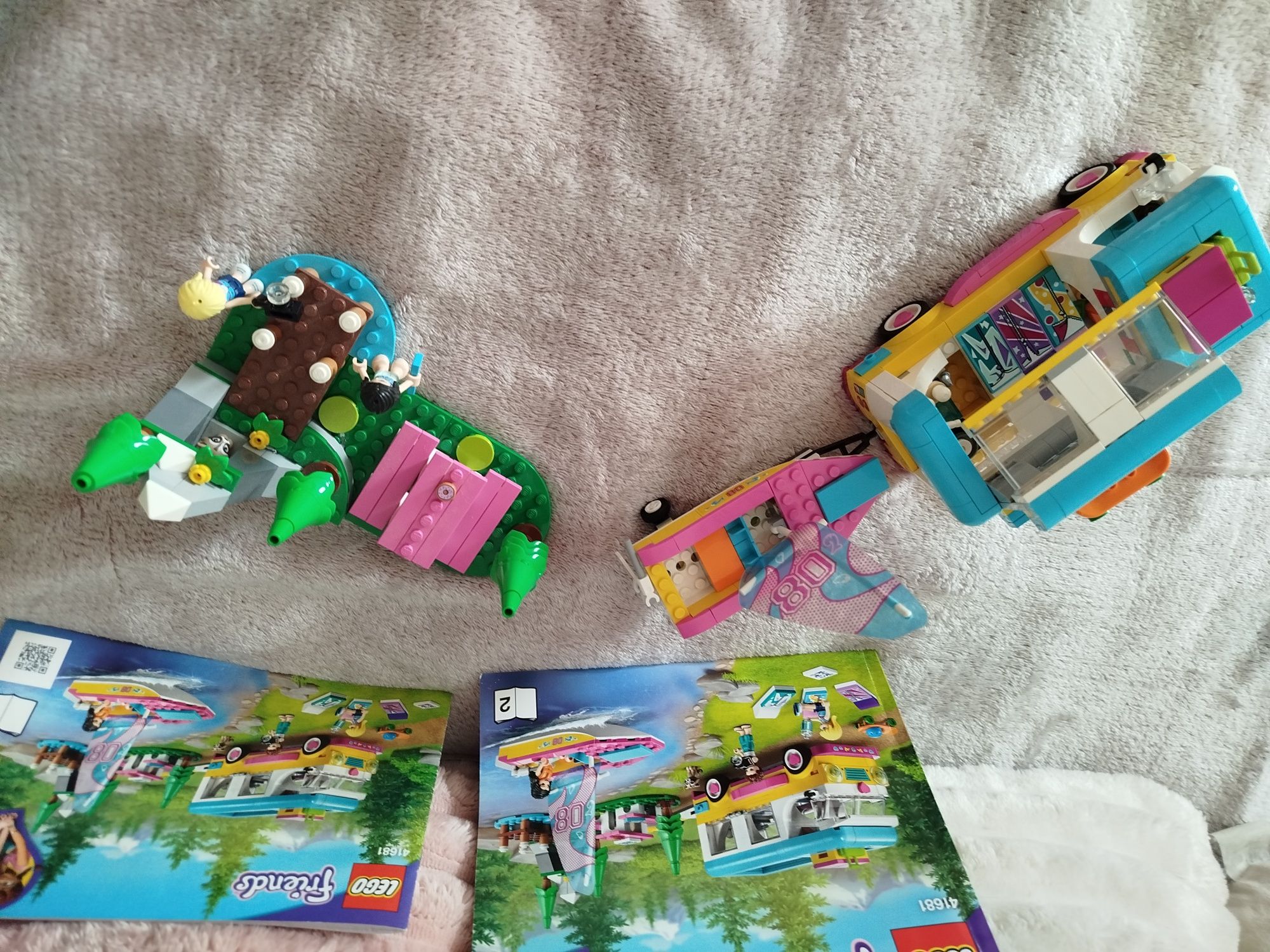 LEGO Friends Leśny mikrobus kempingowy i żaglówka 41681