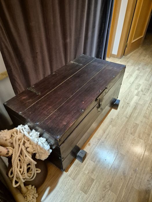 Arca antiga em madeira maciça com ferragens originais e pés amovíveis
