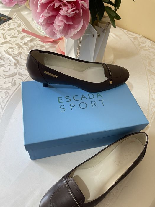 Нові туфлі « Ескада»