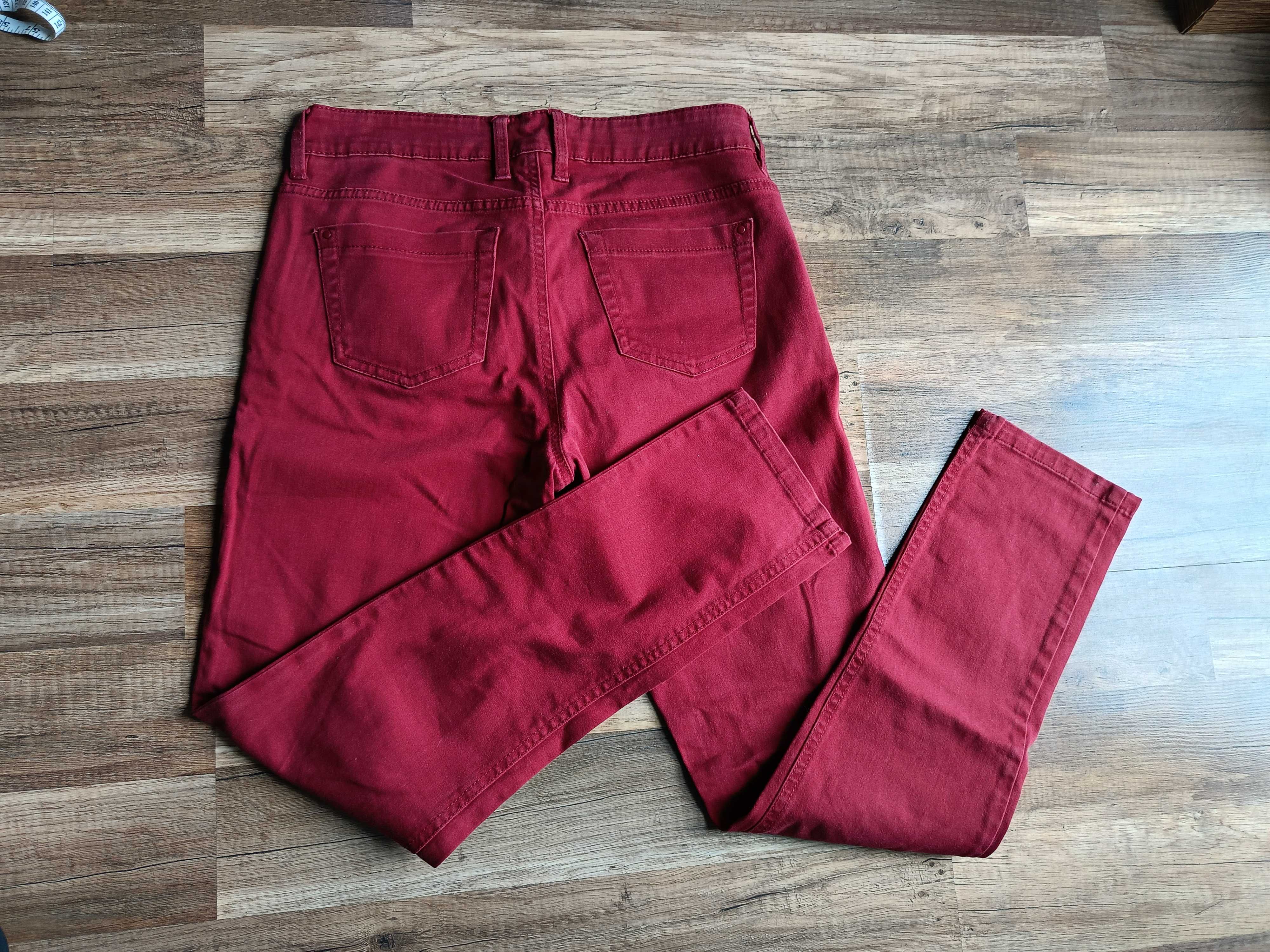 Bordowe spodnie jeansowe z wąską nogawką 38
