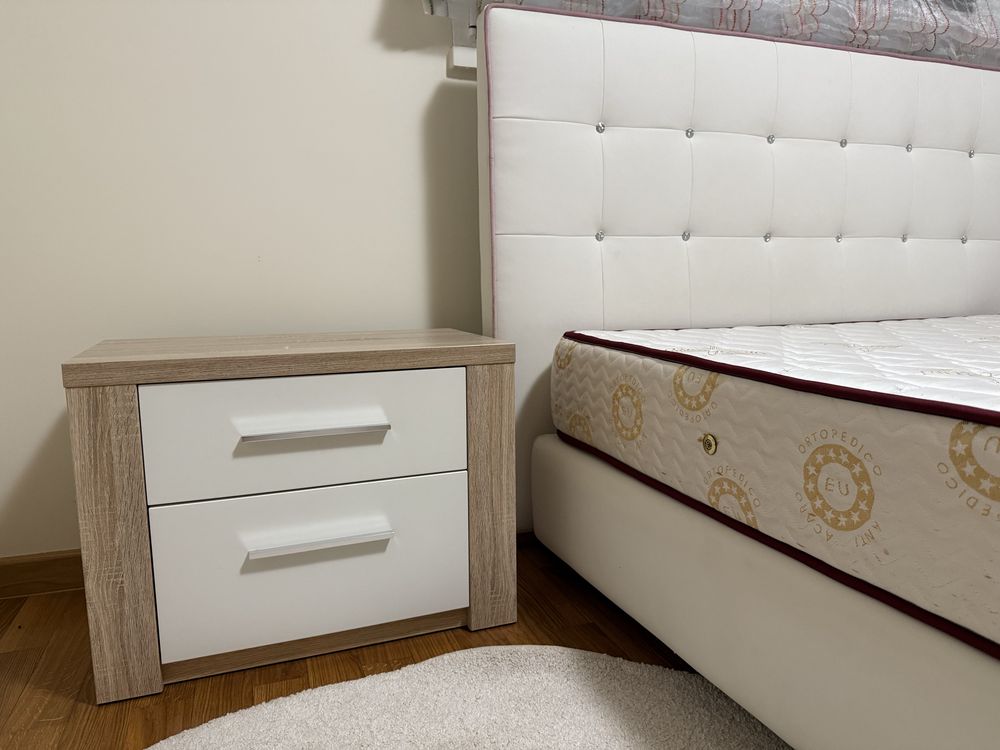 Sommier e colchao + mesa cabeceira