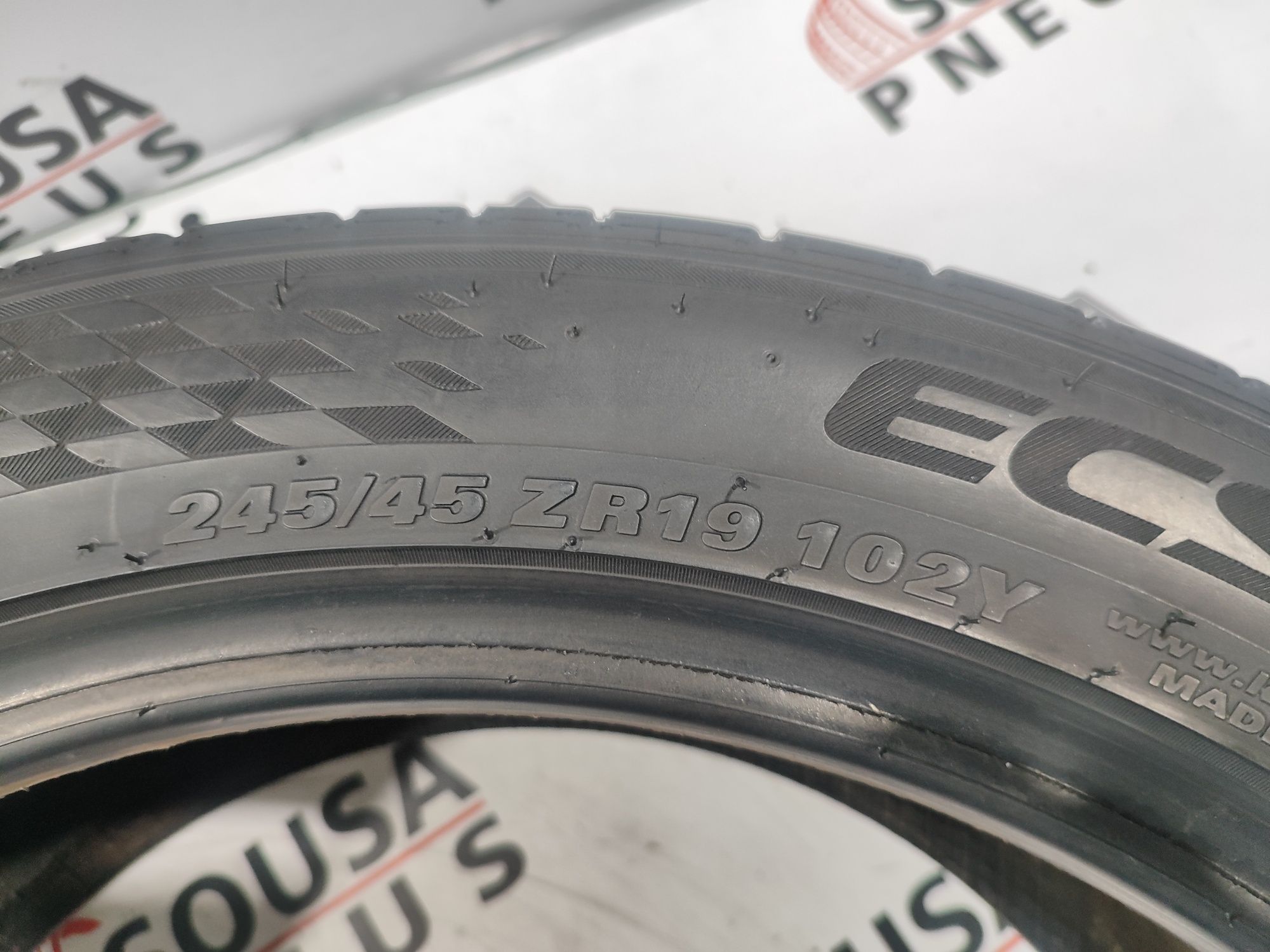 2 pneus semi novos 245-45R19 kumho RFT - Oferta dos Portes