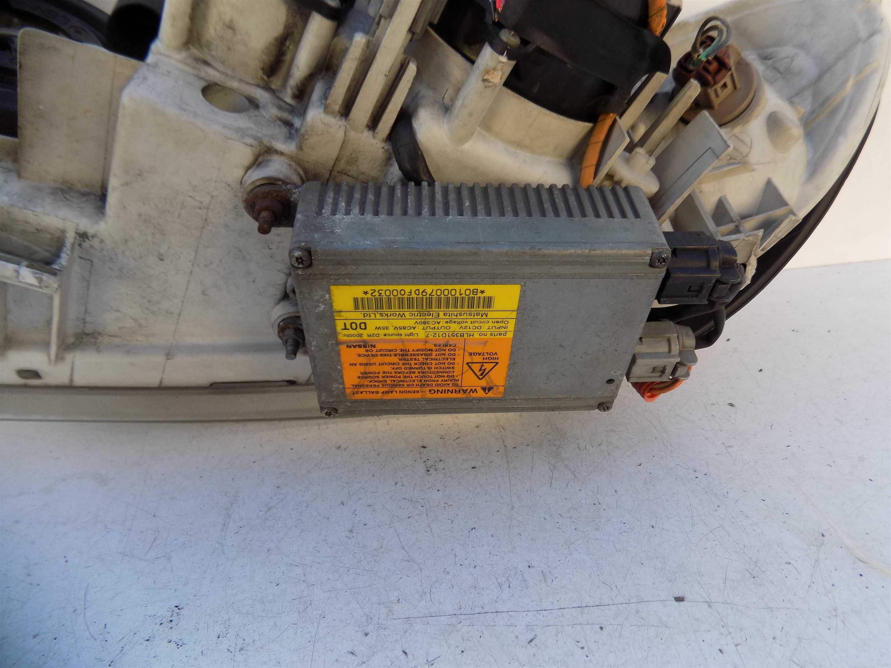 Lampa przód prawa xenon Nissan Maxima V 5 A33 00-04 Europa