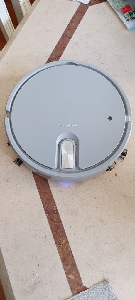 Robot aspirador com lançador de incenso