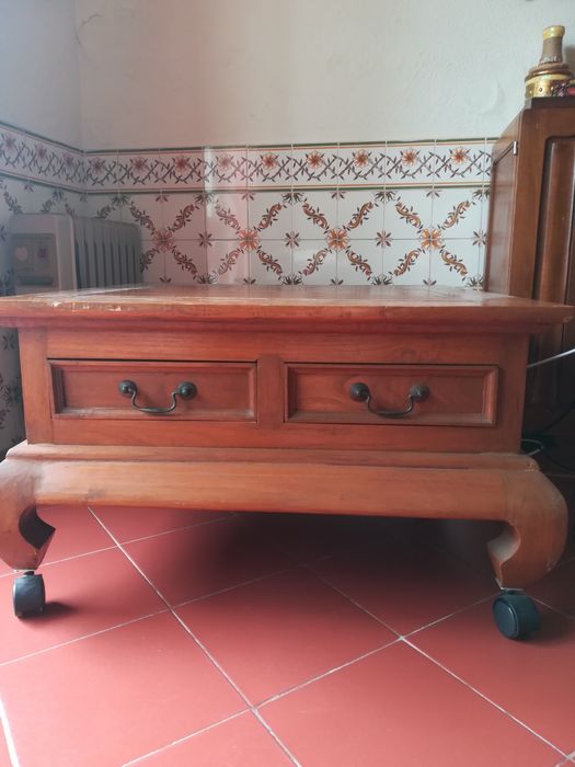 Mesa em madeira com rodas e duas gavetas