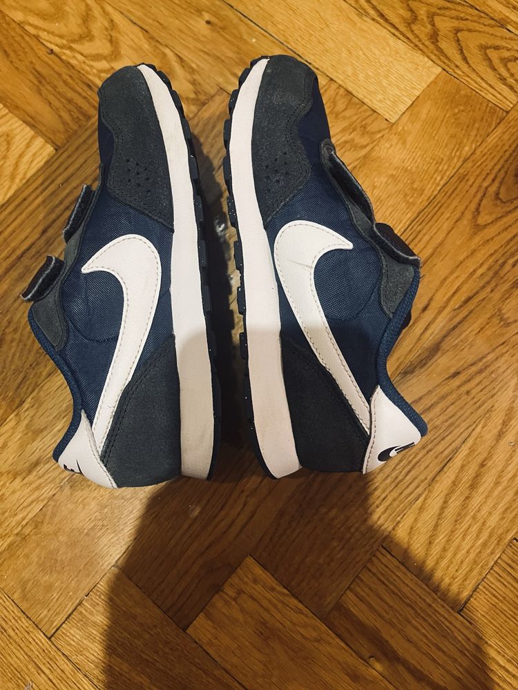 Кроссовки Nike размер 33