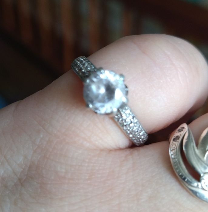 Продам красивое серебряное колечко 925 пробы, размер 19