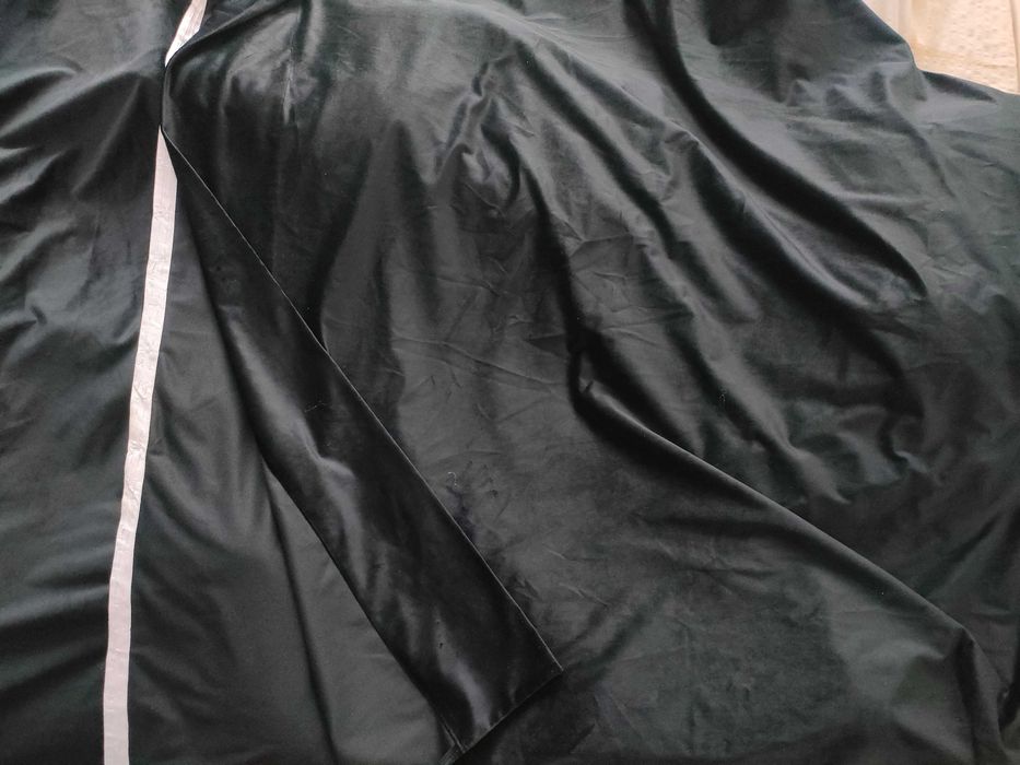 Czarne welurowe, aksamitne zasłony na taśmie