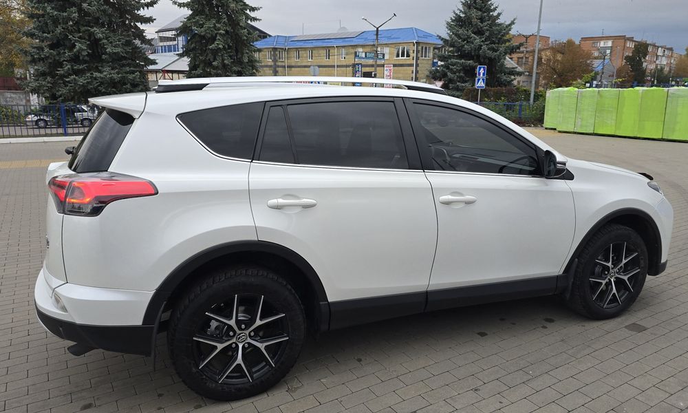 Продам офіційний Toyota Rav4